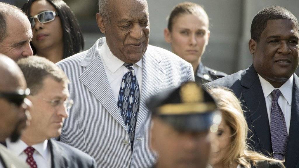 Bill Cosby schreitet, umringt von Anwälten, Bodyguards und Angehörigen, zu einer Gerichtsanhörung. (Archivbild)