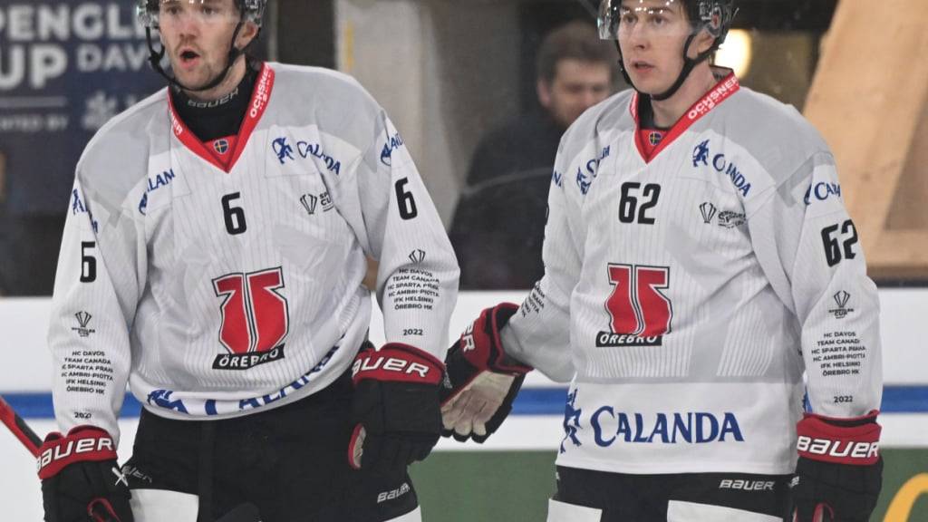 2022 nahm Robert Leino (rechts) mit Örebro am Spengler Cup teil