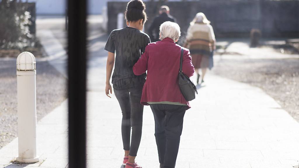 Die Bevölkerung der Schweiz hat im letzten Jahr leicht zugenommen - insbesondere der Anteil der älteren Personen stieg an. (Symbolbild)