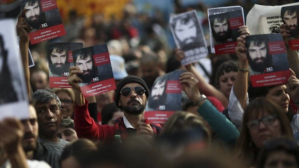 Das Verschwinden des Aktivisten erhitzt die Gemüter in Argentinien. Tausende gingen in Buenos Aires auf die Strasse mit der Frage: «Wo ist Santiago Maldonado?»