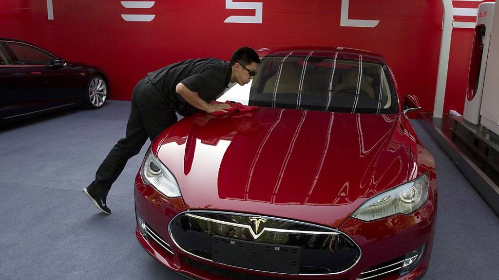 Die Aktien des Autoherstellers Tesla haben am Dienstag an der Börse stark zugelegt. (Archivbild)