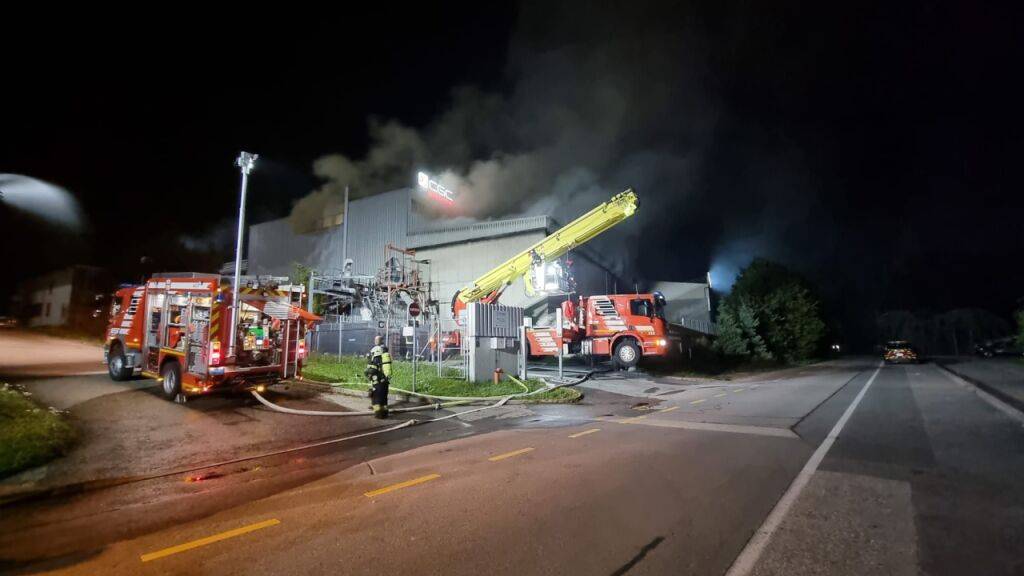 Ein Brand in der Industriezone von Crissier VD hat am Samstagmorgen einen stundenlangen Feuerwehreinsatz erfordert.