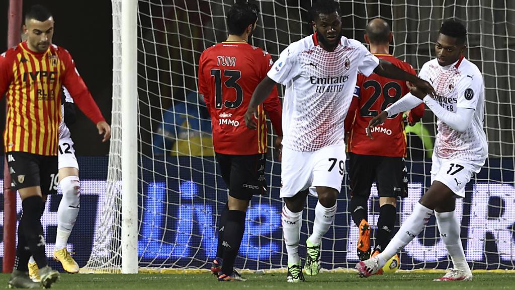 Franck Kessié (Nummer 79) führte Milan in Benevento mit einem Penaltytor auf die Siegesstrasse
