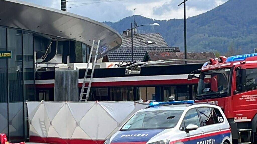 Einsatzkräfte am Unglücksort in Salzburg. Foto: Fmt-Pictures - Mw/APA/dpa