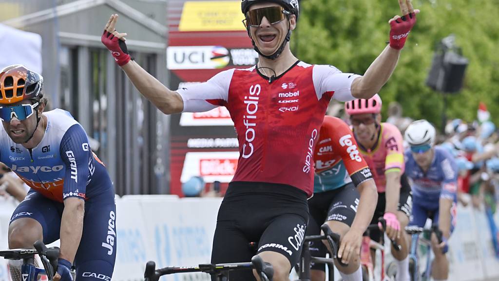 Der Franzose Bryan Coquard setzt sich in Regensdorf gegen den Australier Michael Matthews durch