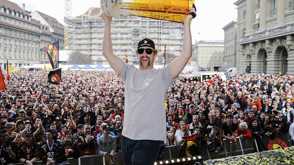 2016 liessen sich die Berner Spieler wie Justin Krueger auf dem Bundesplatz von ihren Fans feiern