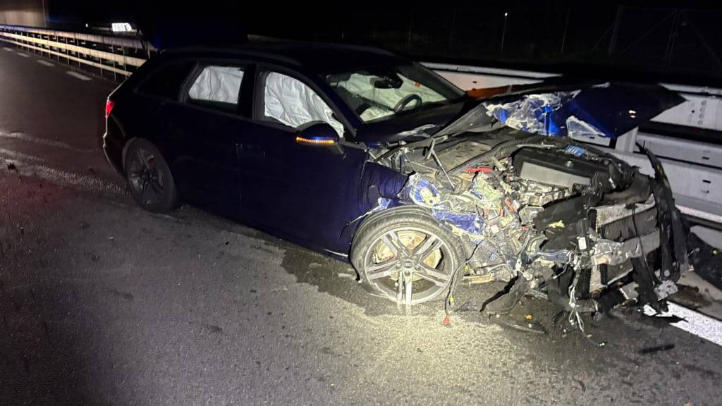 Beim Verkehrsunfall auf der A2 in Wassen UR verletzten sich am Montagmorgen zwei Personen leicht und eine Person erheblich.