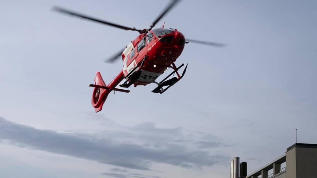 Ein Rettungshelikopter flog den lebensbedrohlich verletzten Töfffahrer ins Spital. (Archivbild)