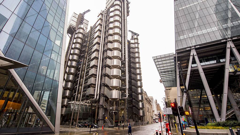 Ein Blick auf das Lloyd's-Gebäude in London. Wegen wirtschaftlicher Probleme in der Corona-Krise haben einer Studie zufolge Hunderttausende Menschen Großbritannien den Rücken gekehrt. Foto: Ian West/PA/dpa