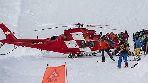 Knabe auf Piste von zwei Skifahrern angefahren