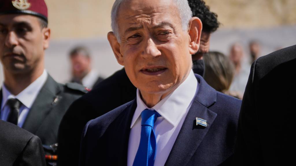 Der israelische Ministerpräsident Benjamin Netanjahu nimmt an einer Zeremonie anlässlich des jährlichen Holocaust-Gedenktags teil. Foto: Ohad Zwigenberg/AP/dpa