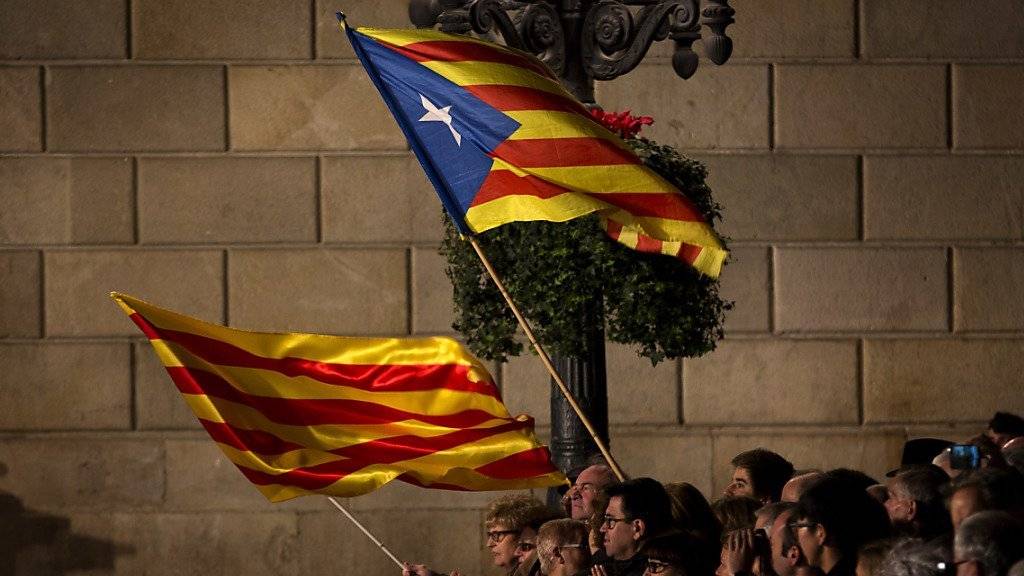 Anhänger eines unabhängigen Kataloniens schwingen Fahnen anlässlich einer Zeremonie im vergangenen Januar. Der Streit in der Koalition ist ein Rückschlag für die Unabhängigkeitsbefürworter. (Archivbild)
