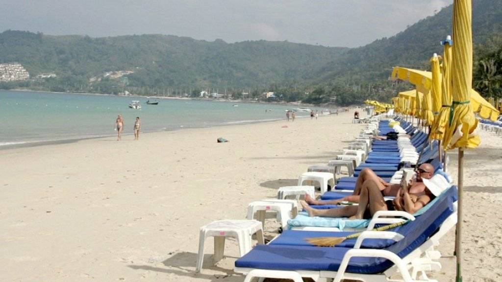 Ein Strand in Phuket: Thailand gehört zu den beliebtesten Zielen von Schweizer Touristinnen und Touristen an Weihnachten und Neujahr. (Archiv)