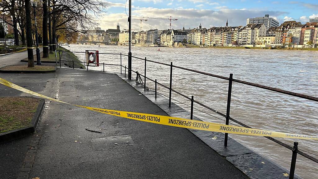 Die Rheinufer im Kleinbasel sind präventiv als Sperrzonen markiert worden.