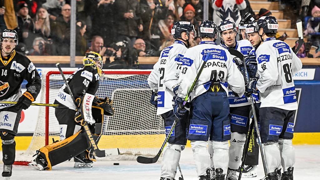Zurück auf der Siegspur: Die Spieler von Ambri-Piotta jubeln über den Sieg im zweiten Spiel am Spengler Cup gegen Kuopio