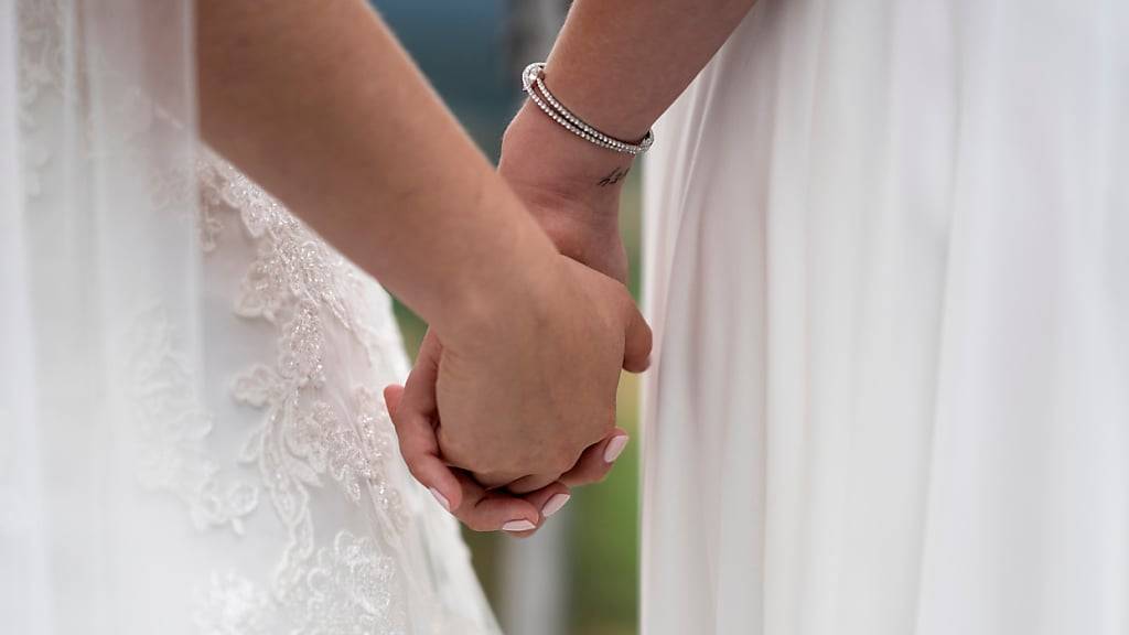 Forschende der Universität Zürich haben untersucht, wie zufrieden welches Lebensereignis macht. Hochzeiten bringen demnach nur kurzfristig mehr Zufriedenheit. (Archivbild)