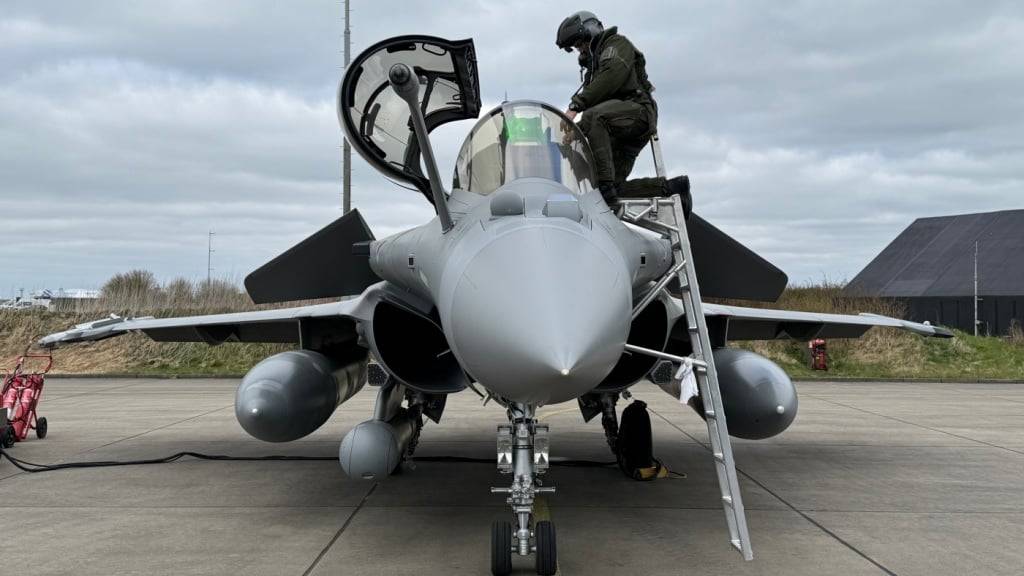 ARCHIV - Ein französischer Pilot steigt auf dem niederländischen Luftwaffenstützpunkt Leeuwarden in einen Kampfjet vom Typ Rafale. Foto: Ansgar Haase/dpa/Archivbild