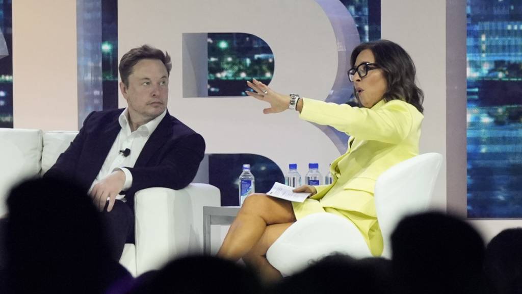 Der Tech-Milliardär Elon Musk sowie X-Geschäftsführerin Linda Yaccarino - im Bild an einem gemeinsamen Event in Florida - stehen wegen dem KI-Chatbot Grok unter Druck der französischen Justiz. (Archivbild)