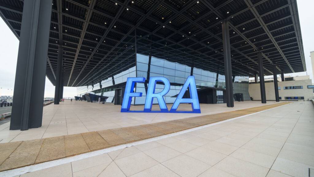ARCHIV - Das Fraport Logo steht vor der Check-In-Halle von Terminal 3 am Frankfurter Flughafen. Foto: Andreas Arnold/dpa