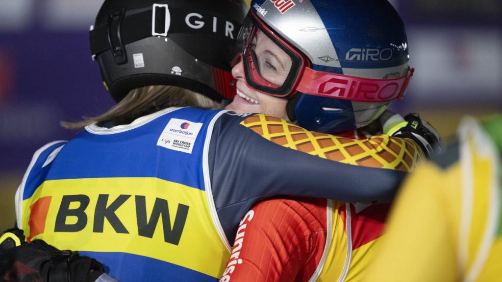 Fanny Smith (in Rot) lässt sich umarmen. Erneut steht die Waadtländerin auf dem Podest (Archivaufnahme)