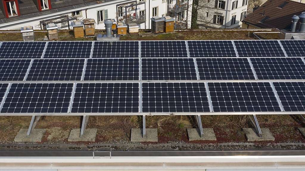 Eine Photovoltaik-Anlage auf dem Dach eines Wohnhauses: Die CKW investiert ins Solargeschäft. (Symbolbild)