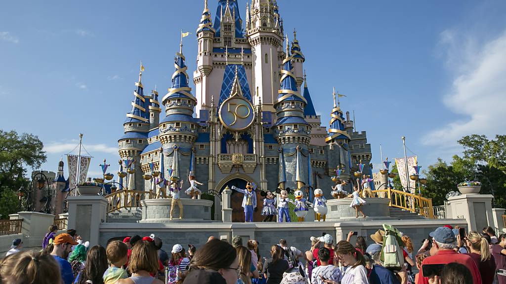 Eine offenbar hungrige Schwarzbärin hat am Montag für eine vorübergehende Schliessung mehrerer Attraktionen im Disney Freizeitpark Magic Kingdom im US-Bundesstaat Florida gesorgt. (Archivbild)