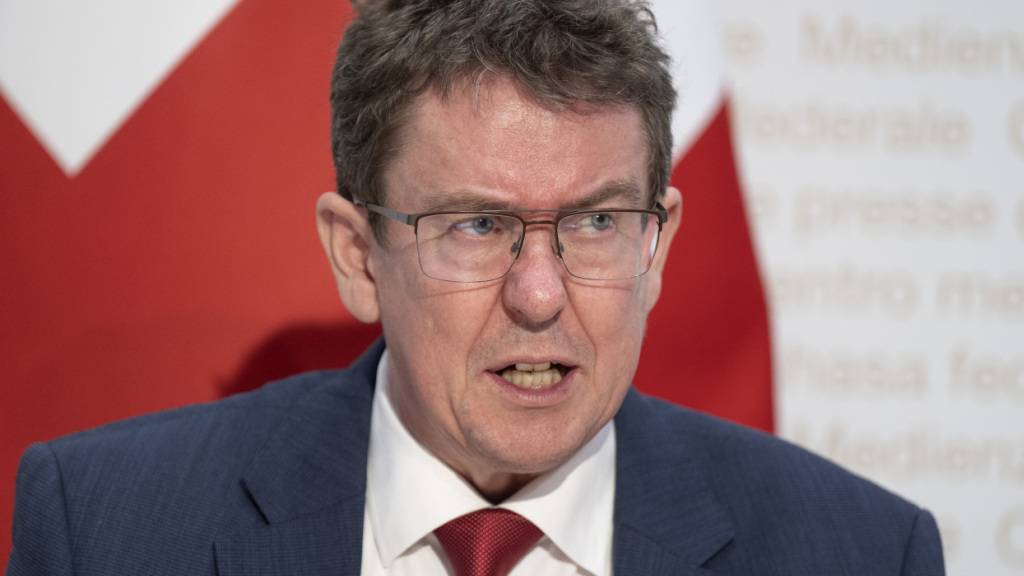 Medienminister Albert Rösti sieht das deutliche Nein zur Halbierungsinitiative nicht als Nein zu der vom Bundesrat beschlossenen Gebührensenkung auf 300 Franken.