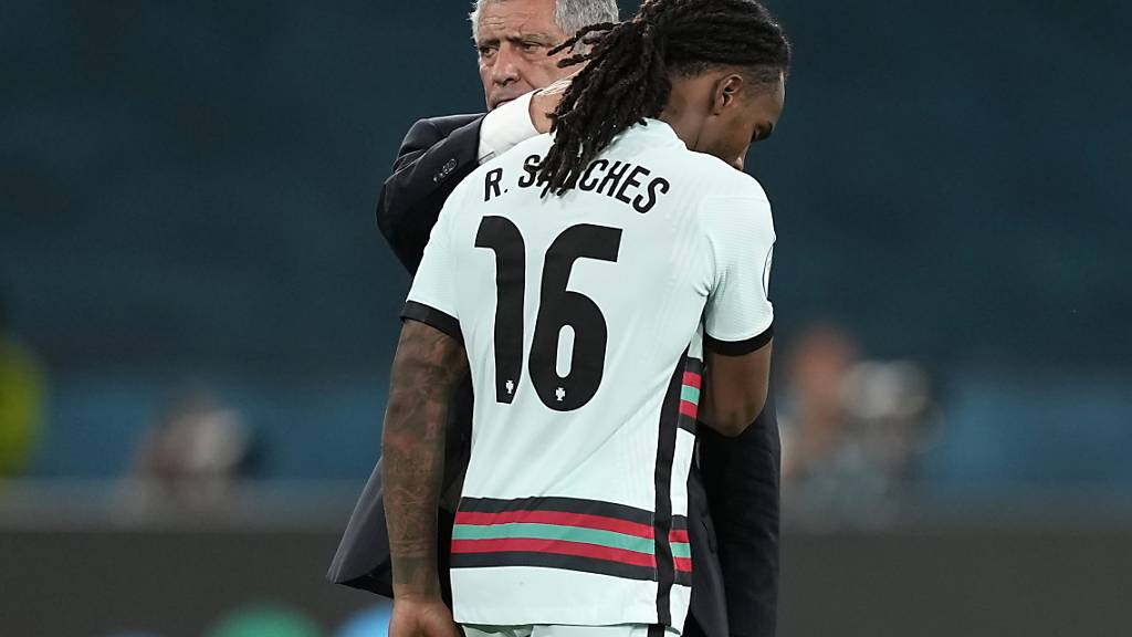 Fernando Santos tröstet seinen Mittelfeldspieler Renato Sanches nach dem 0:1 gegen Belgien