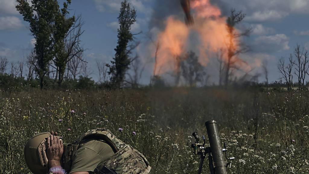 Ein ukrainischer Soldat feuert mit einem Mörser auf russische Stellungen an der Frontlinie. Foto: Libkos/AP/dpa