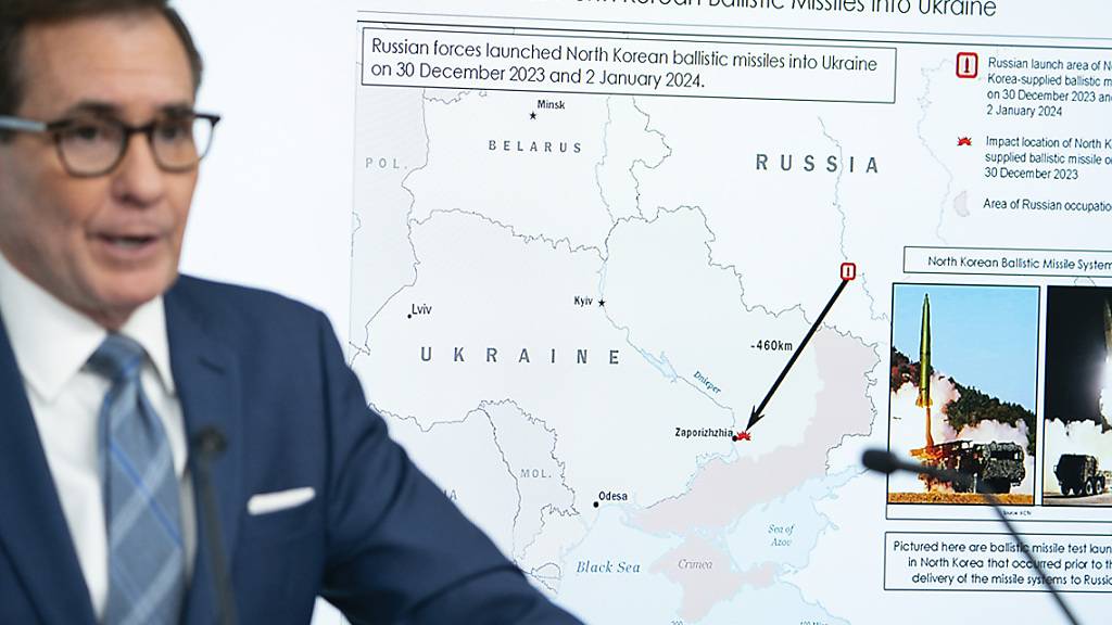 dpatopbilder - John Kirby, Koordinator für strategische Kommunikation im Nationalen Sicherheitsrat, spricht während einer Pressekonferenz im Weißen Haus. Russland hat nach Angaben der US-Regierung Raketen aus Nordkorea im Angriffskrieg gegen die Ukraine eingesetzt. Foto: Evan Vucci/AP