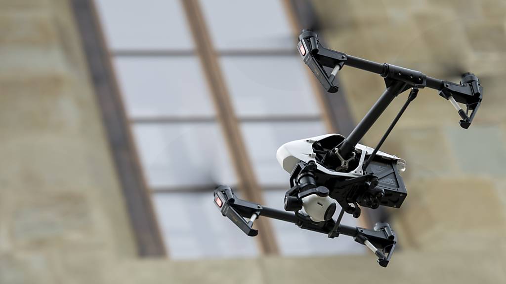Ein polnischer Drohnenhersteller hat zur Unterstützung der Menschen in der Ukraine eine Sammelaktion von zivilen Drohnen gestartet. Die mit Kameras ausgerüsteten Drohnen sollen der belagerten Zivilbevölkerung helfen. (Symbolbild)