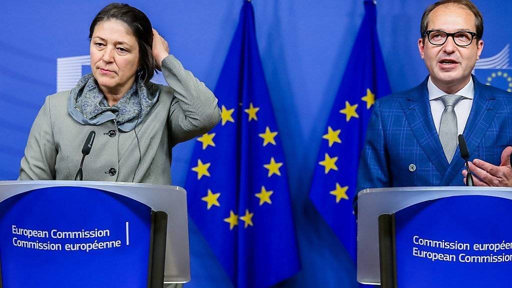 Der deutsche Transportminister Alexander Dobrindt (R) und die EU-Kommissarin, Violeta Bulc (L) präsentieren vor den Medien den Kompromiss.