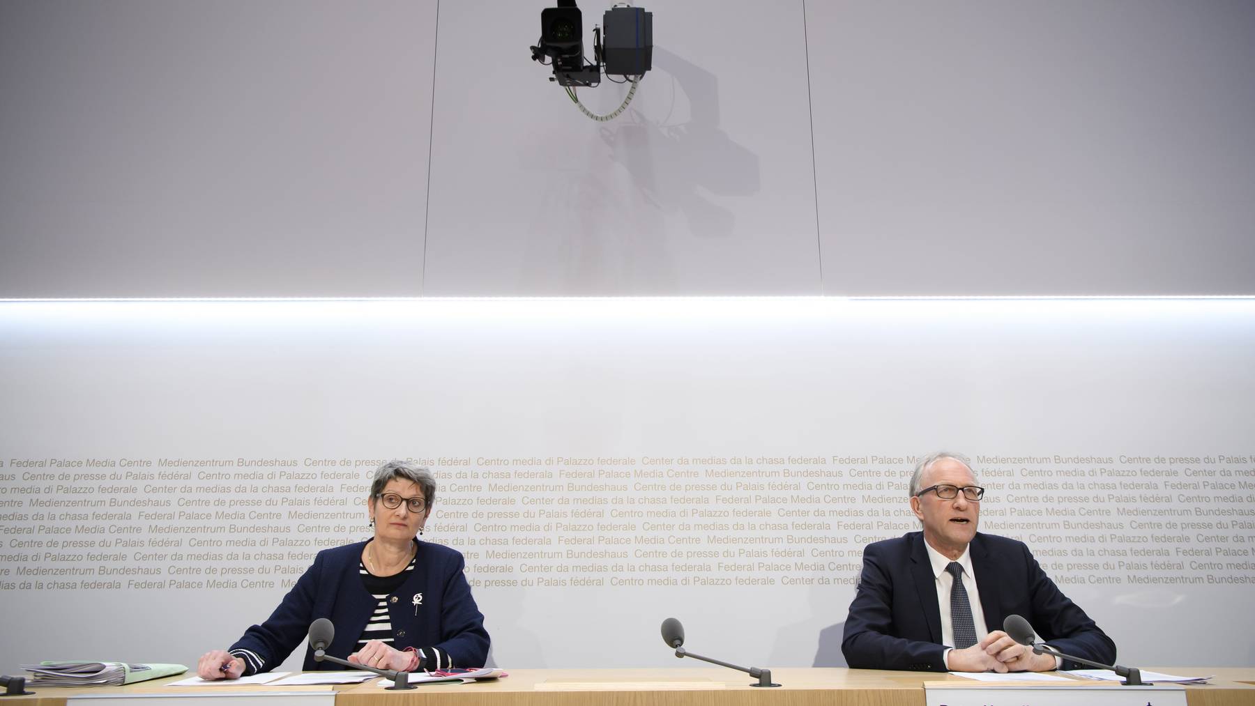 Peter Hegglin, (CVP/ZG) und Ursula Schneider Schüttel (SP/FR) informierten die Öffentlichkeit am Montag über den Entscheid der Finanzdelegation.
