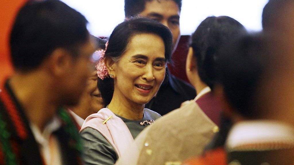 Myanmars Aussenministerin Aung San Suu Kyi ins Gespräch vertieft nach der von ihr angeregten historischen Friedenskonferenz in Naypyidaw.