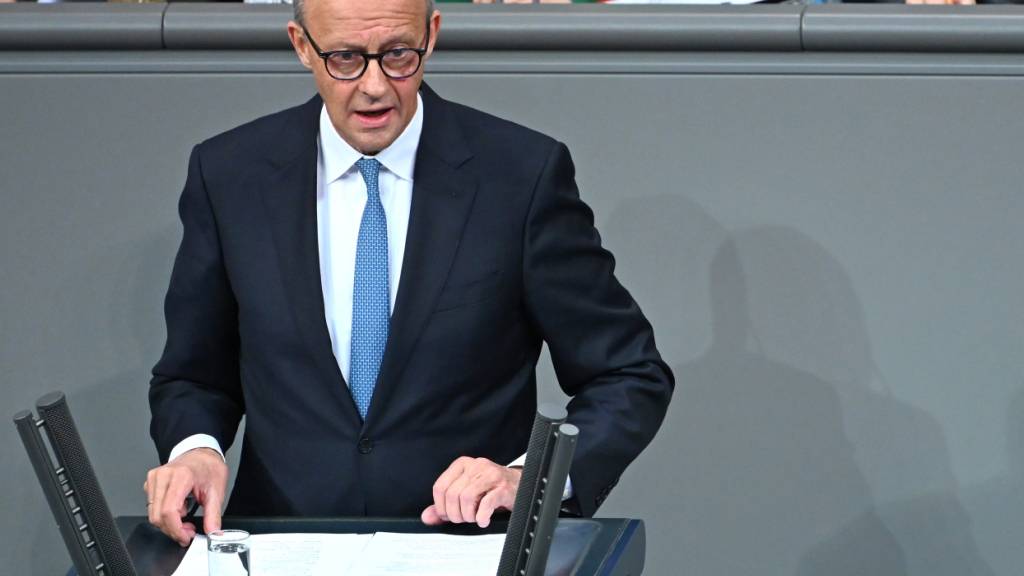 Bundeskanzler Friedrich Merz (CDU) spricht in der Generaldebatte im Bundestag zum Haushalt. Die Debatten über den Etat des Kanzleramts werden traditionell zur Generalaussprache über die Politik der Bundesregierung genutzt. Foto: Elisa Schu/dpa