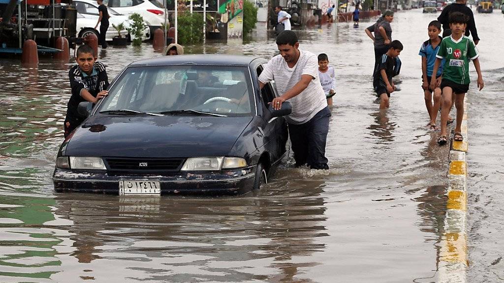 Nach schweren Unwettern stehen die Strassen der irakischen Hauptstadt unter Wasser.