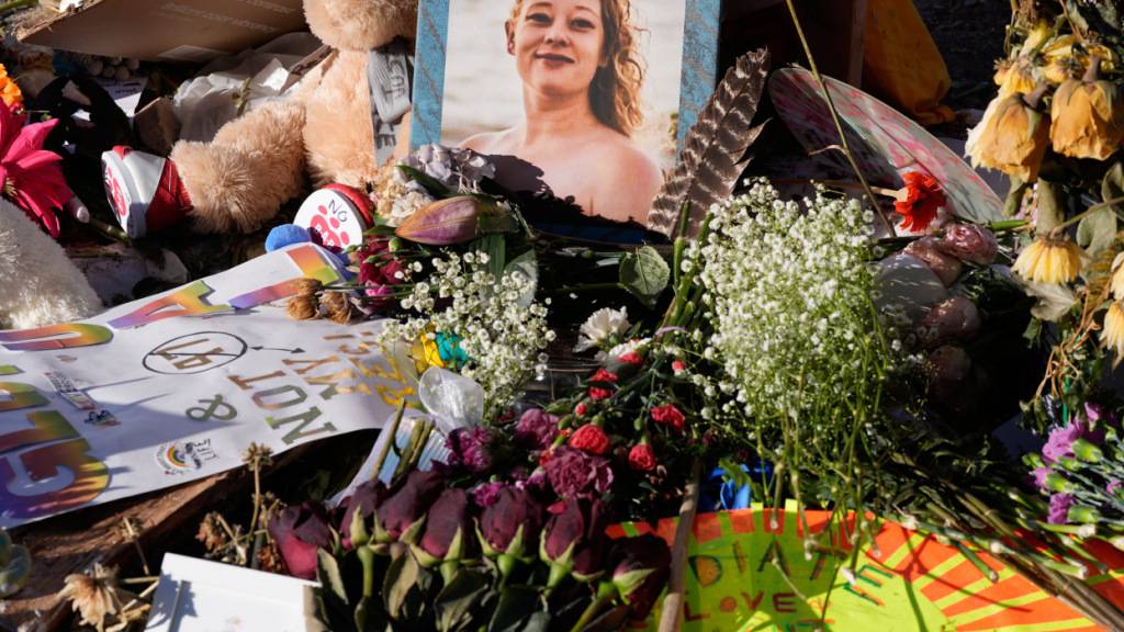 ARCHIV - Blumen und Fotos liegen an einer Gedenkstätte für Renée Good, die von US-Bundesbeamten erschossen worden war. Foto: Alex Brandon/AP/dpa