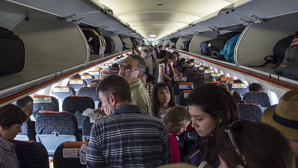 Dicht gedrängt und voll gefüllt: Flüge mit Billiglinien wie Easyjet sind laut einer schwedischen Studie im Schnitt umweltverträglicher als Linienflüge.