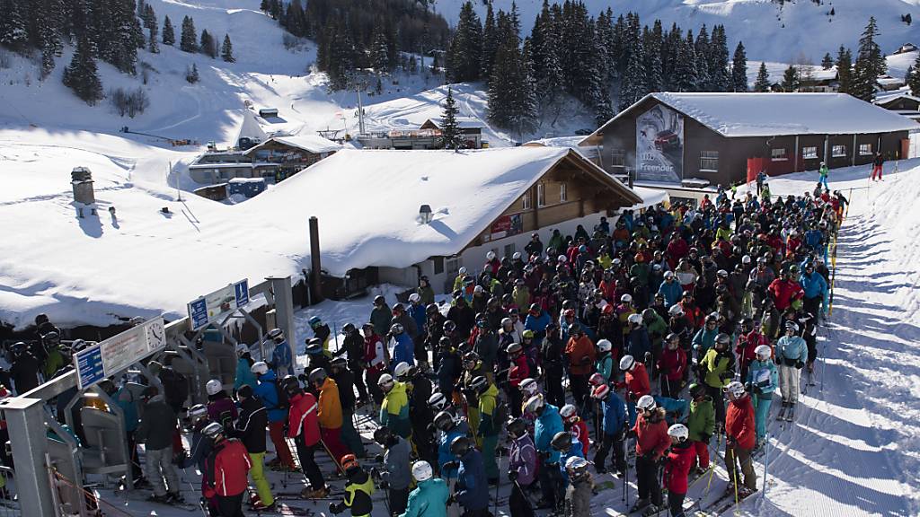 Mit je nach erwartetem Besucheraufkommen unterschiedlichen Preisen wollen Bergbahnen auch etwas tun gegen lange Warteschlangen. (Archivbild aus Adelboden-Lenk)