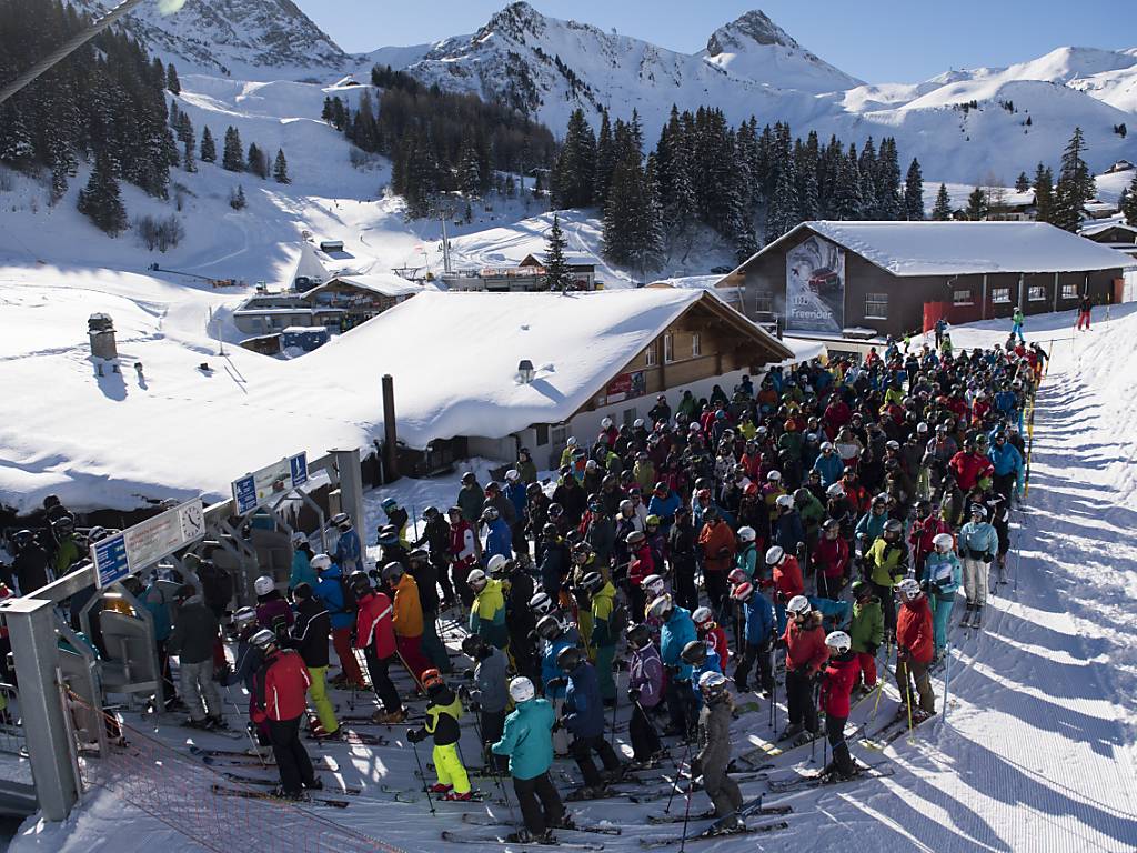 Mit je nach erwartetem Besucheraufkommen unterschiedlichen Preisen wollen Bergbahnen auch etwas tun gegen lange Warteschlangen. (Archivbild aus Adelboden-Lenk)