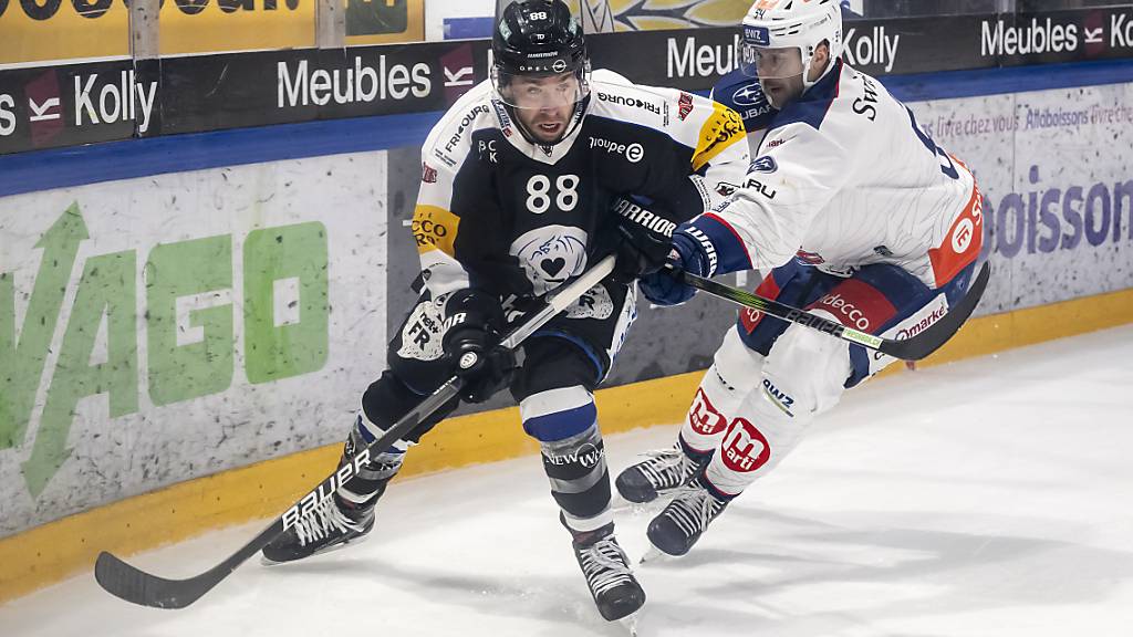 Fribbourgs Christopher DiDomenico (links) im Duell mit ZSC-Verteidiger Christian Marti