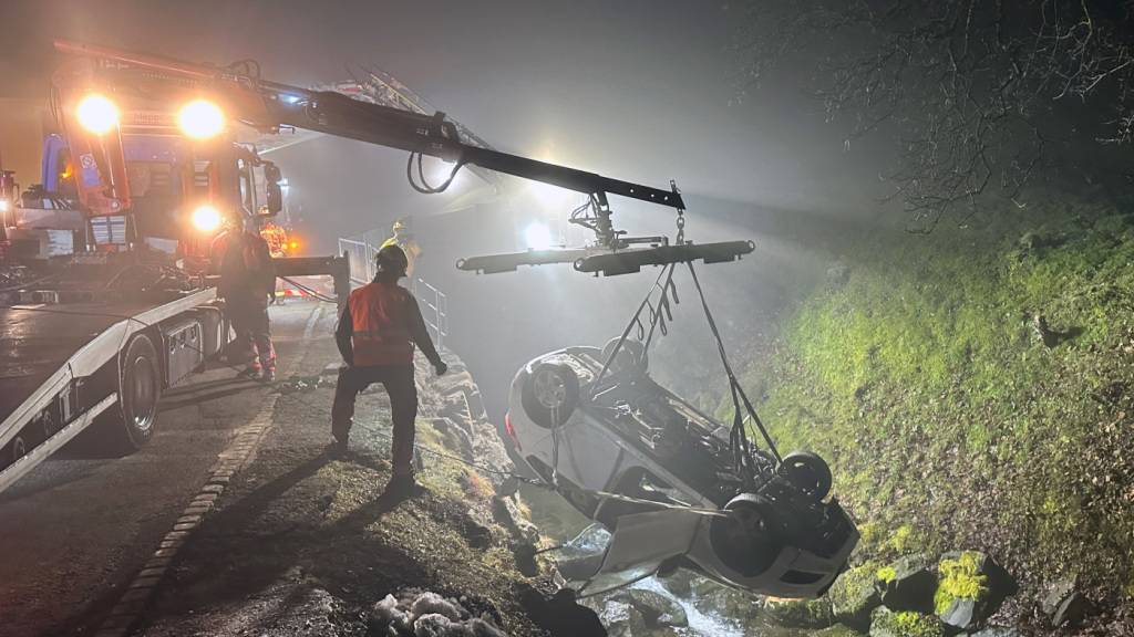 Das Fahrzeug musste aus dem Bach geborgen werden.