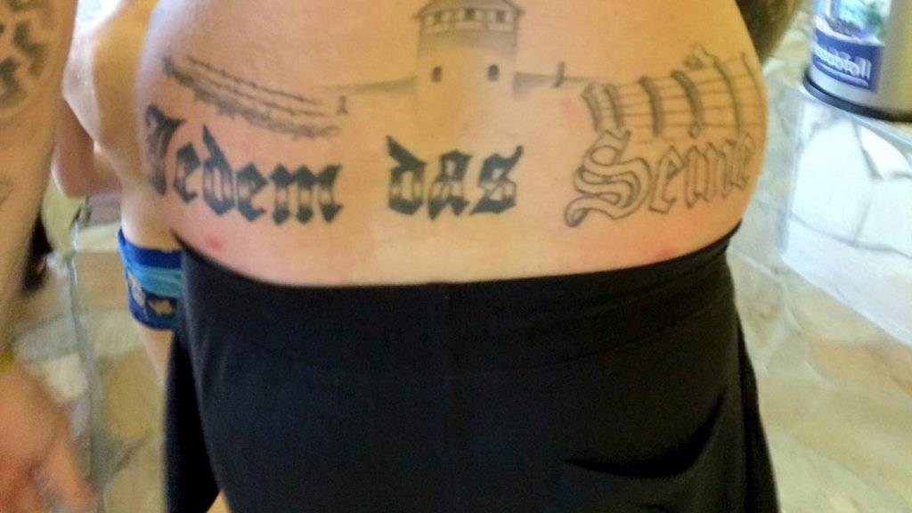 Dieses Tattoo war in einem Bad in Oranienburg aufgefallen - der Träger steht nun vor Gericht.