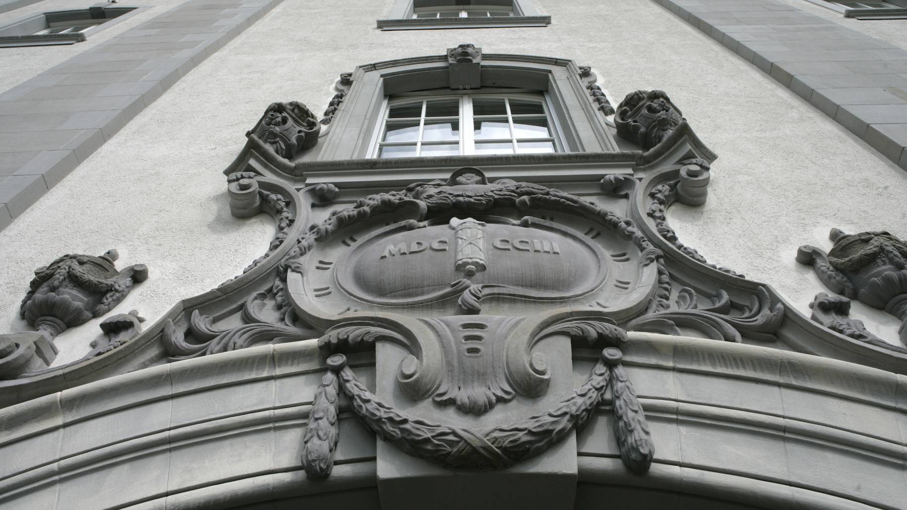 Wappen über dem Eingang des St.Galler Regierungsgebäudes.