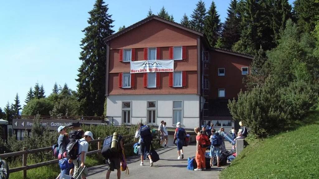 Eine Schulklasse zieht ins Lagerhaus Gottschalkenberg in der Gemeinde Oberägeri ZG ein. (Archivaufnahme)