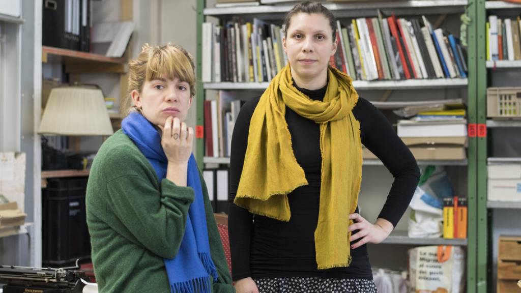 Für Menschen auf der Flucht: Die Autorinnen Gianna Molinari, rechts, und Julia Weber, links, führen ihr Projekt «Literatur für das, was passiert» auch in Quarantäne weiter.