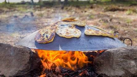 Leckere Pita-Brote über dem Feuer sind ein Geheimtipp. (Bild: Fuxxbau Camp)