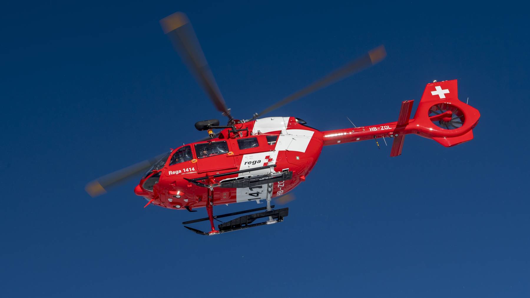 Ein Helikopter der Rega transportierte den Leichnam ins Spital. (Keystone)