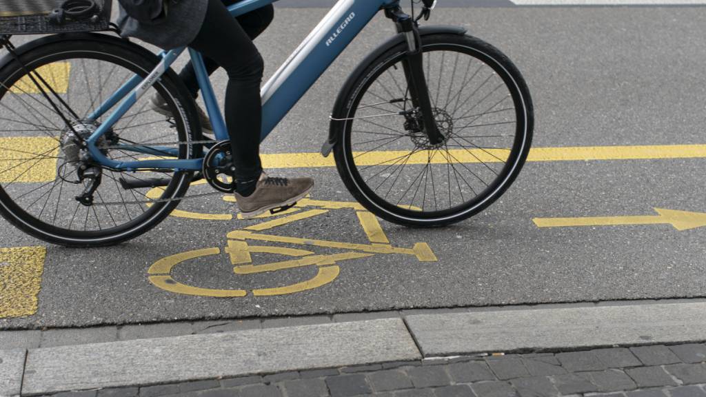 E-Bike-Fahrer verletzt sich in Lachen SZ bei Sturz ohne Helm