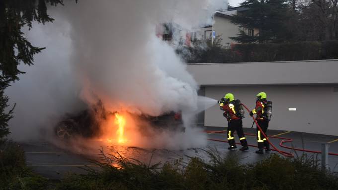 Auto vollständig auf Parkplatz ausgebrannt